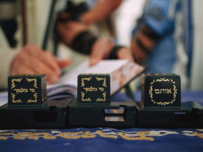 עשרת הדיברות לצילום עליה לתורה: מדריך לצילום שיעשה כבוד לאירוע המסורתי שלך