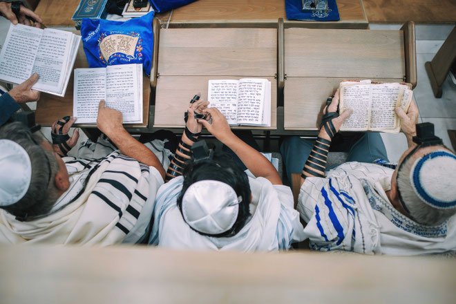 צילום טקס עליה לתורה בבית כנסת שכונתי