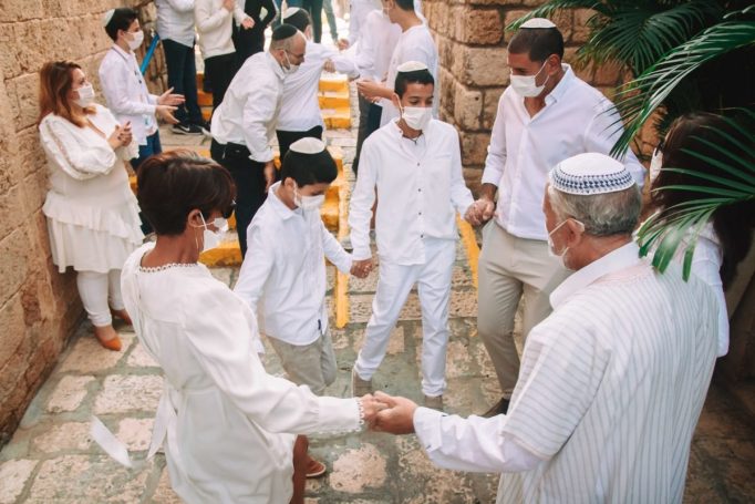 במעגל רוקדים דורות