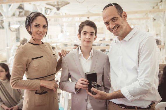 הכיבוד במתחם הכותל כולל הענקת מתנה לחוגג