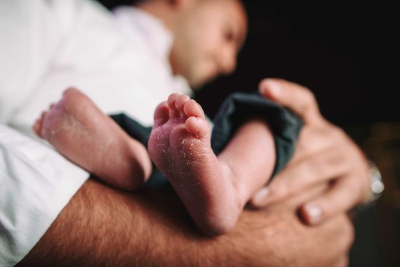 האב מוהרך הנולד | צילום אירוע ברית באמיליה אירועים