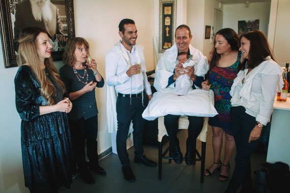 טקס ברית המילה בבית | בניין קומות