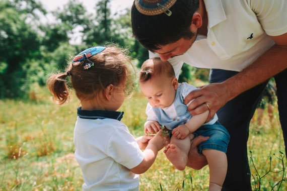 אח גדול מגיש מתנה לאחיו הקטן