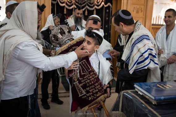 חתן בר המצווה מוציא ספר תורה