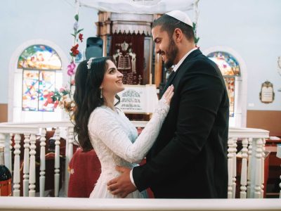 צילמנו חתונה הכי קטנה בבית כנסת וזה לגמרי !לא! מה שחושבים