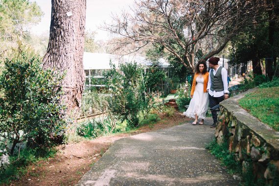 החתן והכלה לפני המהומה בטבע של אולם אירועים עין חמד