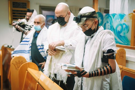 החתן והסידור | עליה לתורה בבית כנסת בנתניה