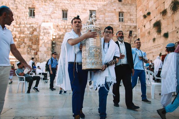 הנער והספר תורה | בר מצווה בכותל