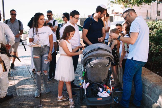 התאספות המשפחה לפני בר מצווה בכותל