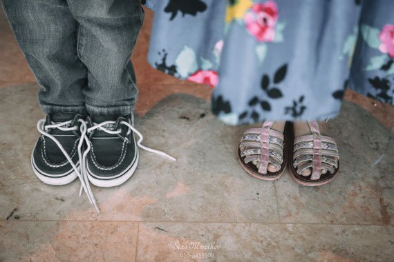 ילדים לבושים לאירוע ברית בבית