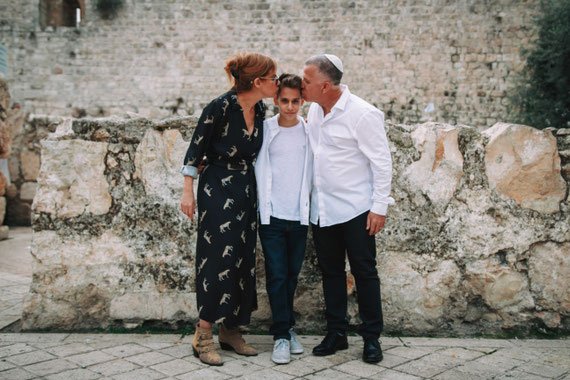 המשפחה בכותל לפני האירוע | צילום בר מצווה בכותל