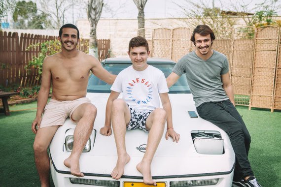 צילומי חברים עם חתן על רכב אספנות | בר מצווה בלופט משמר השבע