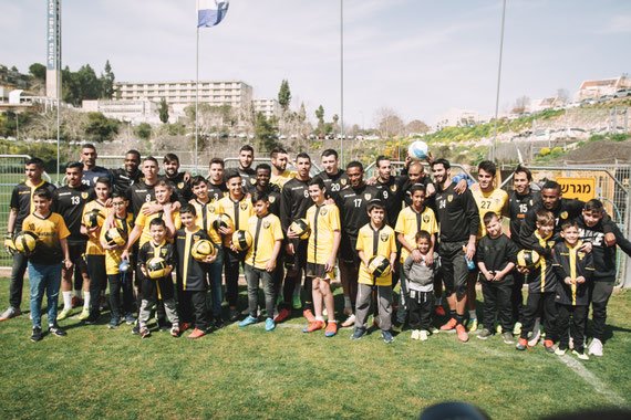 תמונה קבוצתית עם שחקני ביתר ירושלים | בוק בר מצווה בירושלים