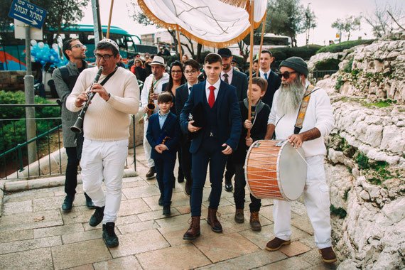 תהלוכת מתופפים בשער אשפות בכותל