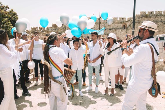 תופים ושופרות בתהלוכה מובילות | בר מצווה בכותל ההפקה