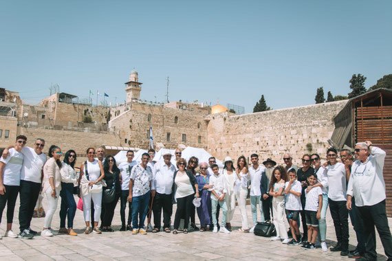 כל המשפחה המאושרת והמאוחדת בצילומים