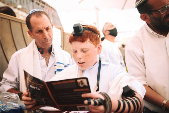 כשהנער אינו מעורב בצילום - צילום ספונטני לבר מצווה