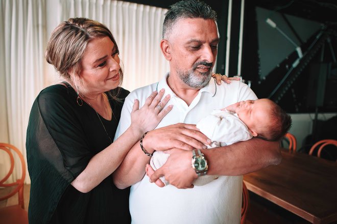 שמלה שחורה שנראית פגז ומונחת נכון