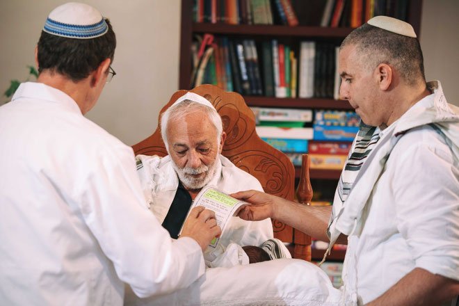 טקס הברית בסלון הבית