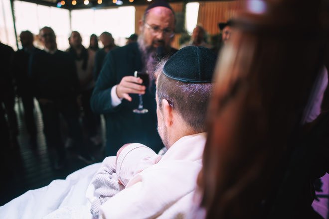 טקס הברית במסעדת קדמה - המפגש בין אור לחושך