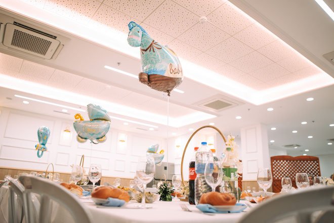 בלונים לשולחנות - זה העיצוב היחיד שניתן לקשט בצפיפות של מסעדות