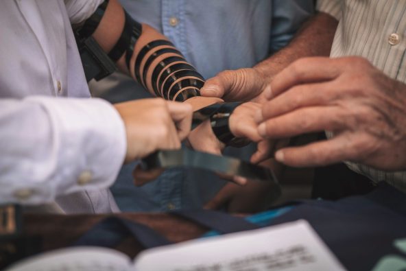 סידור התפילין - צילום של רגע מיוחד בעליה לתורה