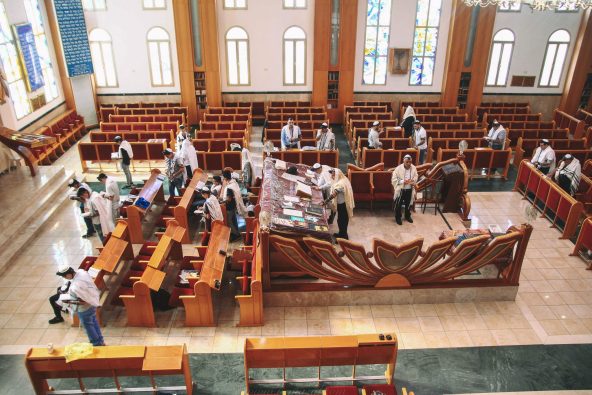 זווית רחבה על האולם בית הכנסת בזמן העליה