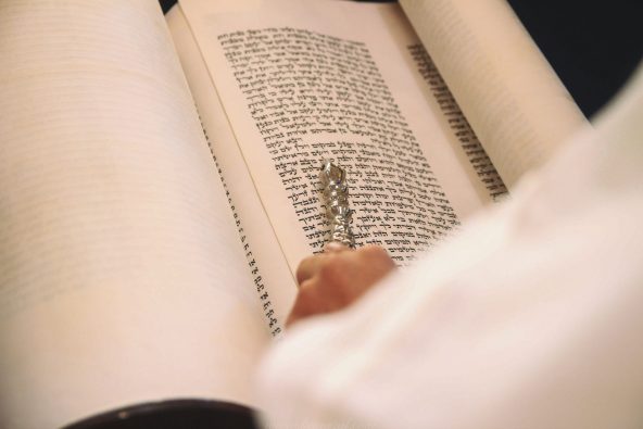 המצביע על הספר התורה בזמן הקריאה