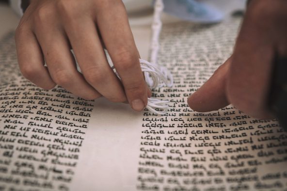 נגיעה עם ציצית בספר התורה