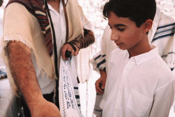 קריאת ברכה לפני הטלית - צילום רגע מרגש