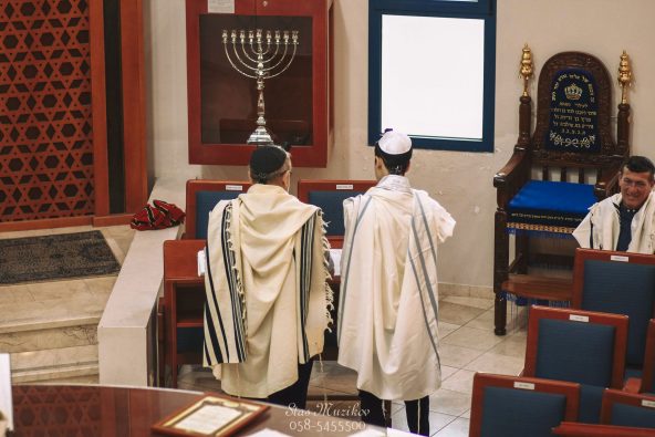 ליד ארון הקודש - עליה לתורה