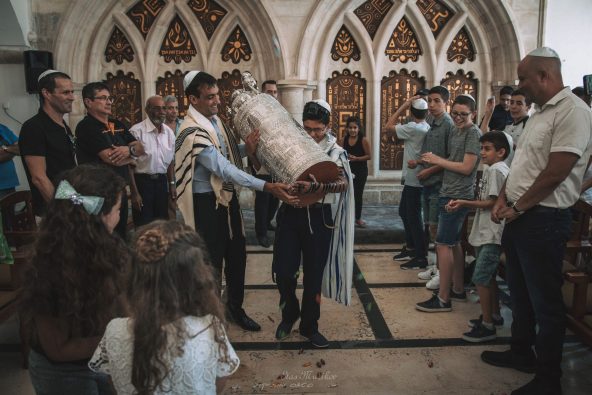 הוצאת ספר התורה בבית כנסת