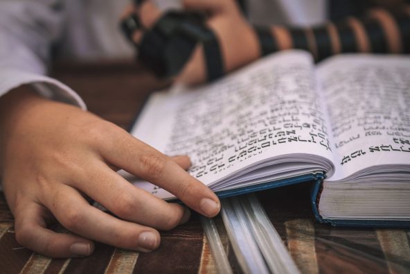 זוויות הצילום - עליה לתורה בבית כנסת