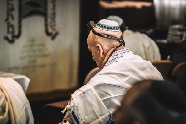 סבא מאושר מהנכד העולה לתורה