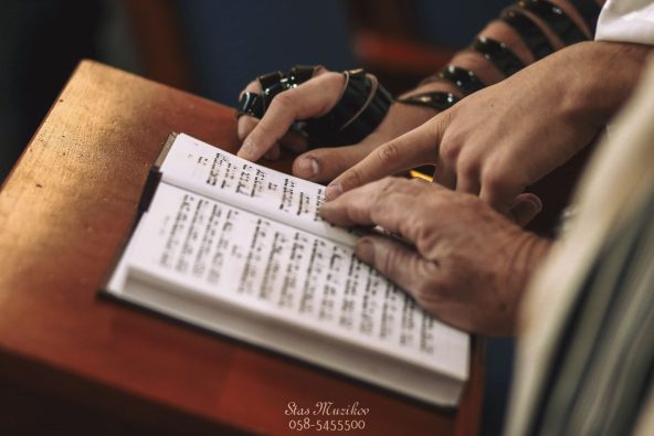 אבא עוזר לבנו