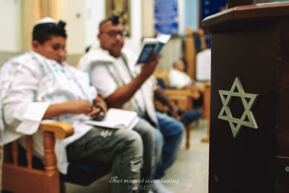 חתן בר מצווה עם אביו בעליה לתורה