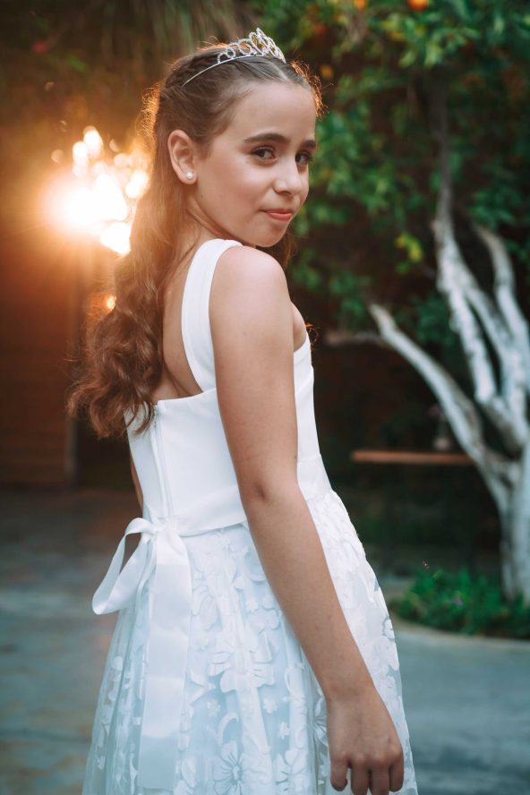 שקיעה ונערה