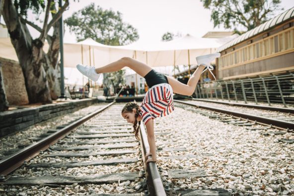על מסילות הרכבת