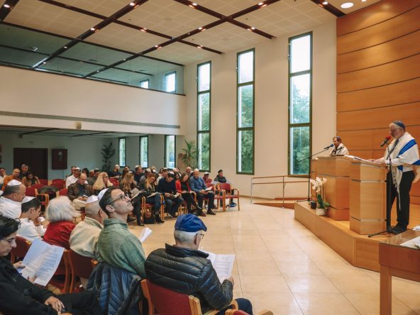 בזמן הטקס עליה לתורה - בית הכנסת הרפורמי דרכי נועם