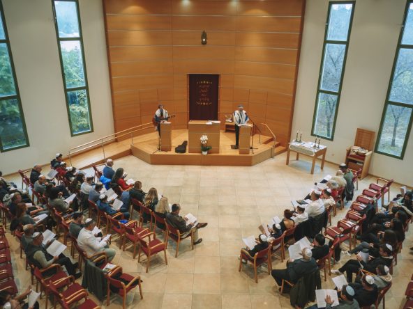 החלל הגדול מחלון למעלה כלפי הבמה - בית הכנסת הרפורמי דרכי נועם