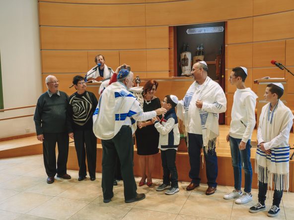 העברת הספר התורה בין המשפחה - בית הכנסת הרפורמי דרכי נועם