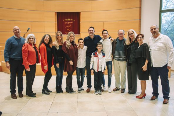 צילום משפחתי לאחר הטקס - בית הכנסת הרפורמי דרכי נועם