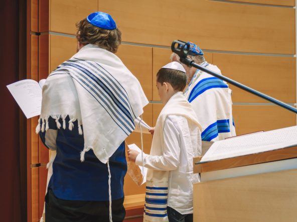 החתן פותח ארון של ספר התורה - בית הכנסת הרפורמי דרכי נועם