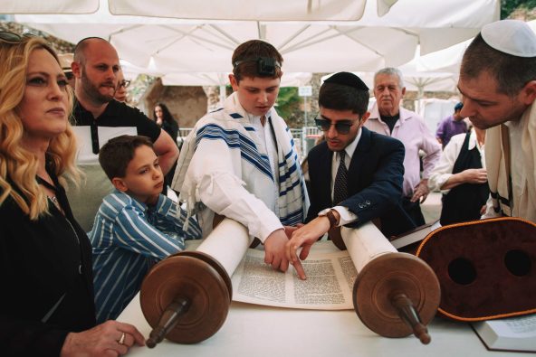 קריאה בתורה בטקס עליה לתורה רפורמי בכותל