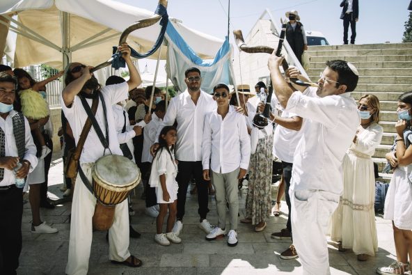 שופר וספר תורה בכותל