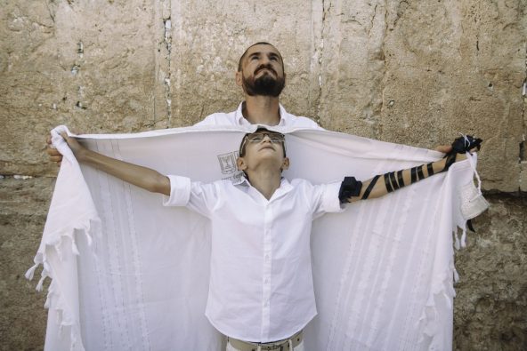 שני דורות - האבא והבן לאחר בר מצווה בכותל