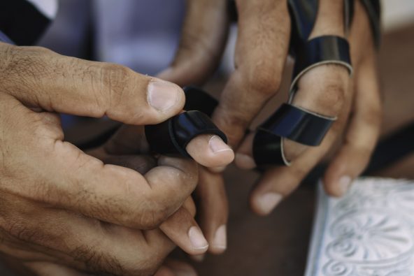 אבא מחזיק את ידו של החתן - בר מצווה בכותל