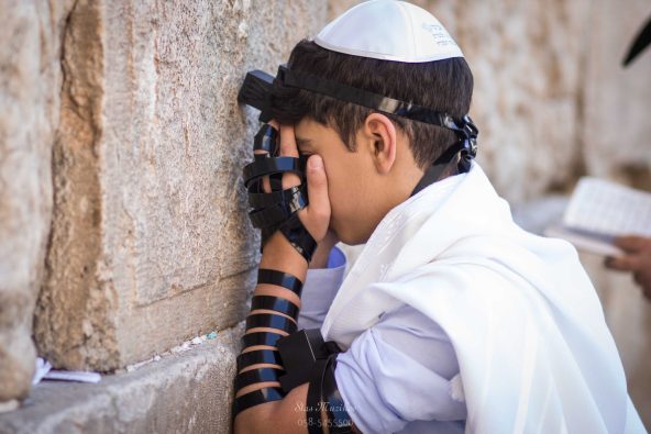 הרגע שהורים בוכים ממנו - החתן מתפלל על הכותל