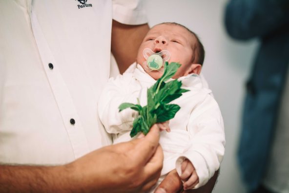 צילום אחרי הטקס הברית בסלון הבית