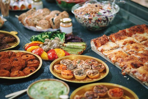 השולחן והקייטרינג בסלון